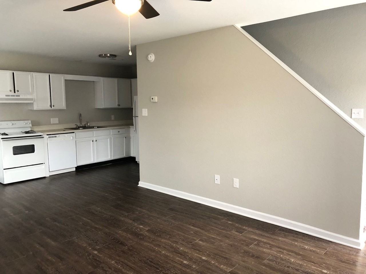 Spacious 3 bedroom, 2 bathroom apartment homes Rand Off Broadway