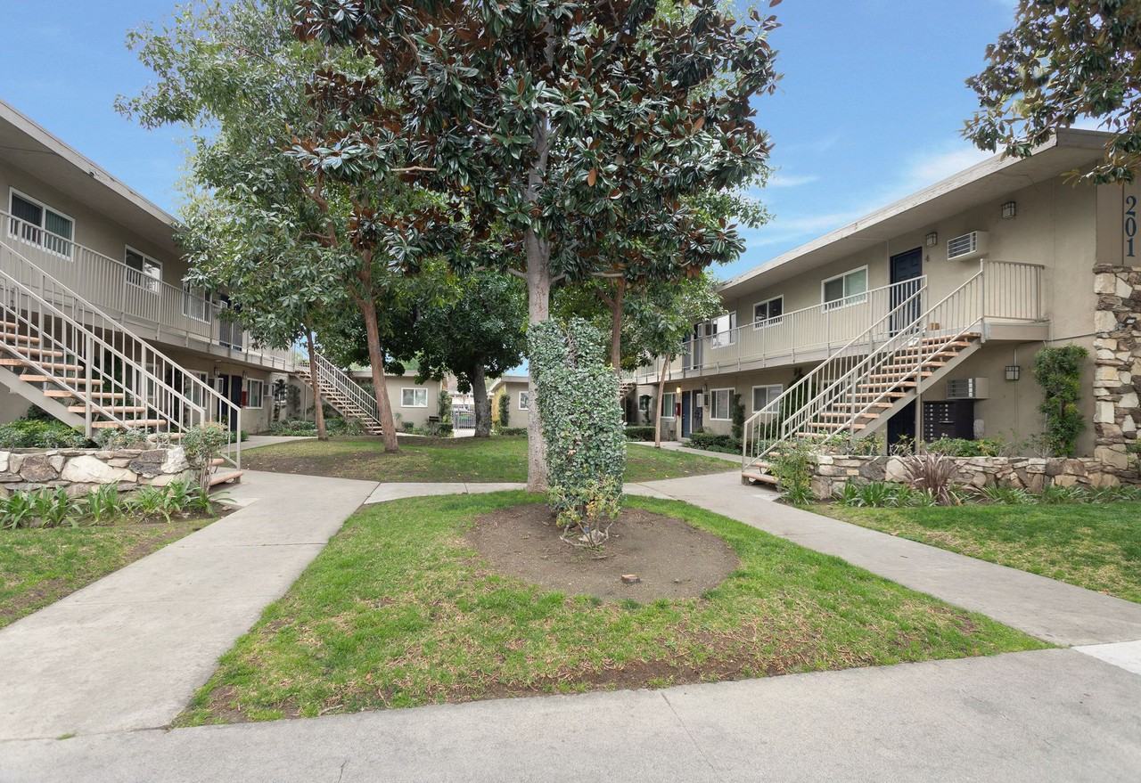 Newly Renovated Two Bedroom One Bathroom Apartment Homes Apartments