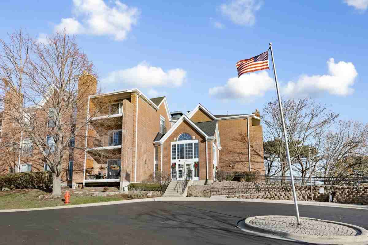 43 Hunt Club Dr 43, St Charles, IL 60174 2 Bedroom Condo for 2,750