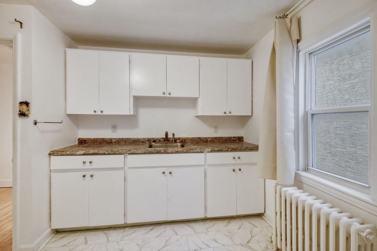 563 Windsor Avenue 2, Winnipeg, MB R2L 1B4 1 Bedroom House for 1,045