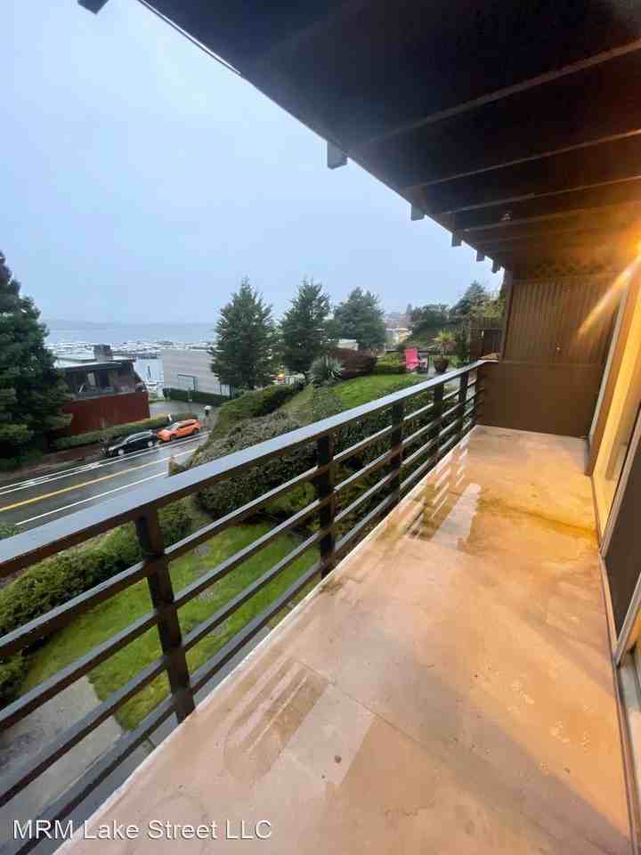 407 2nd Street South & 410 Lake Street South Apartments in Moss Bay