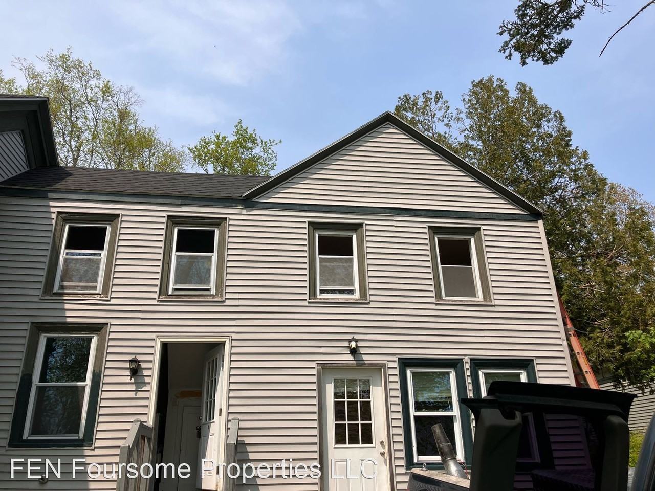 Spacious two story townhomes in the heart of Waldoboro! Walk to the water, and pets ok