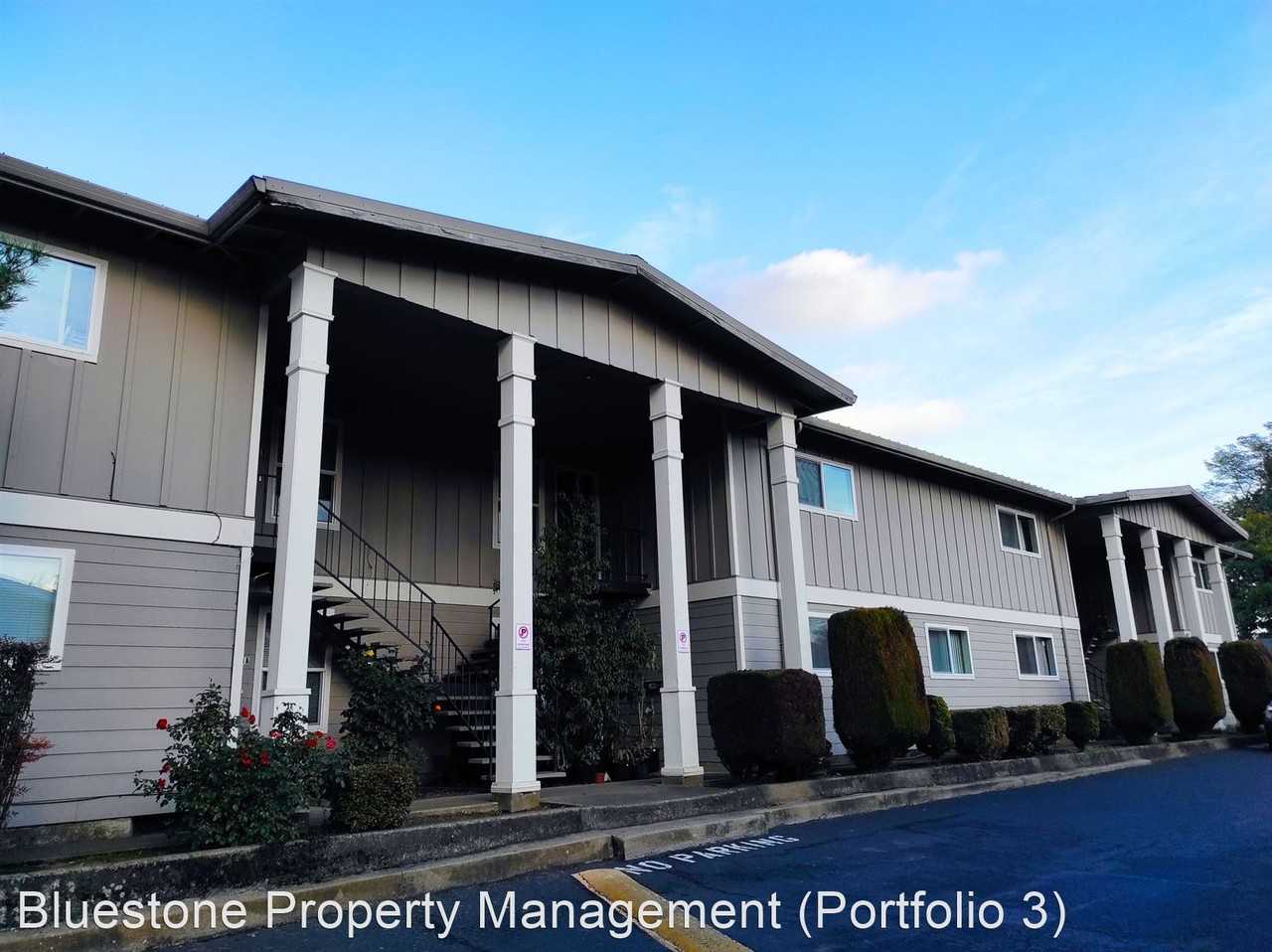 Krebs Apartments 811 811 Young St./286290 Gatch St., Woodburn, OR