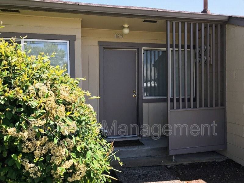 1683 Ne Vine St, Roseburg, OR 97470 2 Bedroom Apartment for 1,250