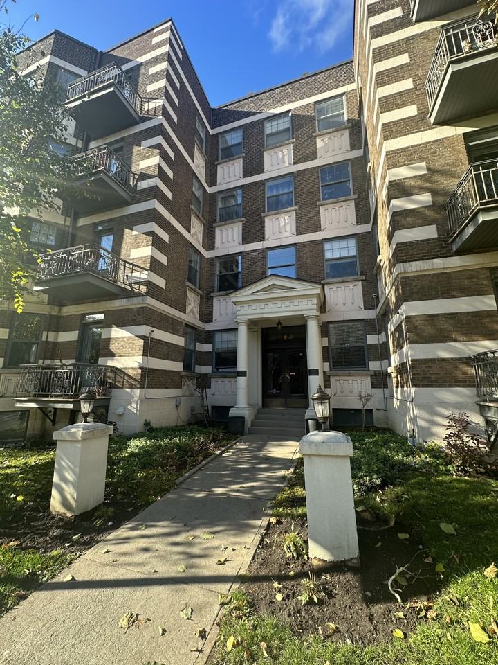Hampstead Court Apartments 5549 Ch QueenMary, Montréal, QC H3X 1V8