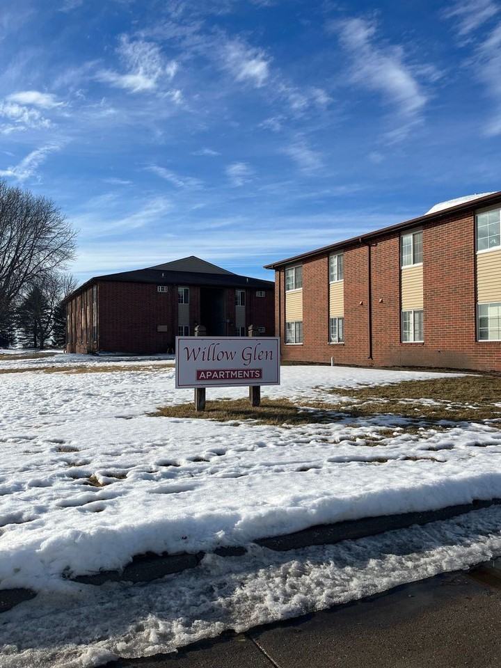 1605 1607 1611 Collins Street Apartments in ster City, IA 50595