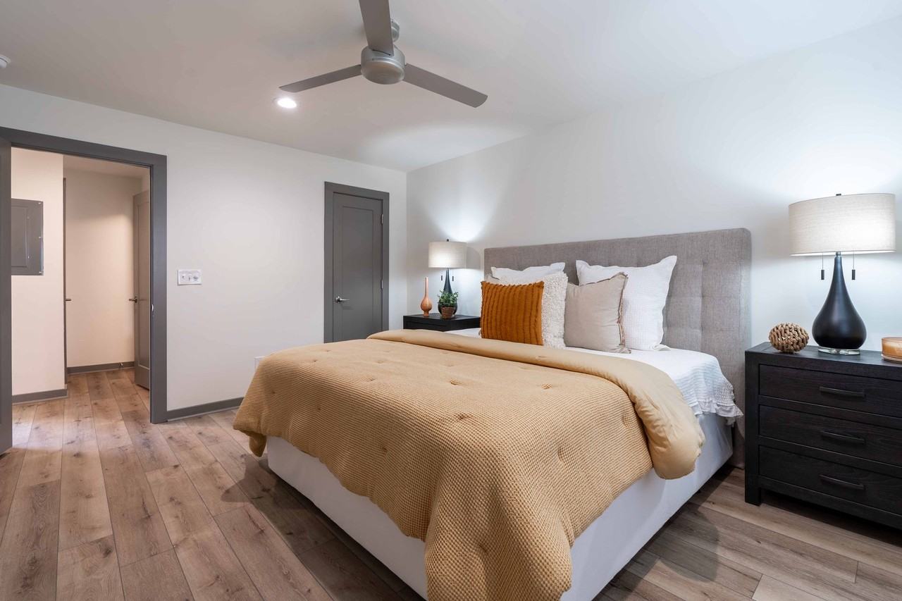 1 bedroom luxury apartments AMAZING VIRGINIA HIGHLANDS LOCATION! Steps