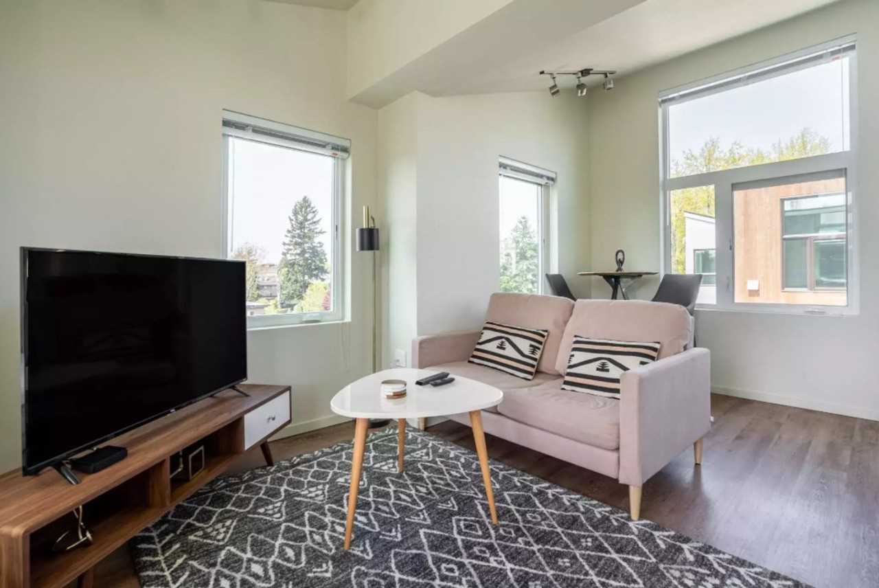 Top Floor/Vaulted Ceilings/ADA/Wood Floors/North Tree View Apartments