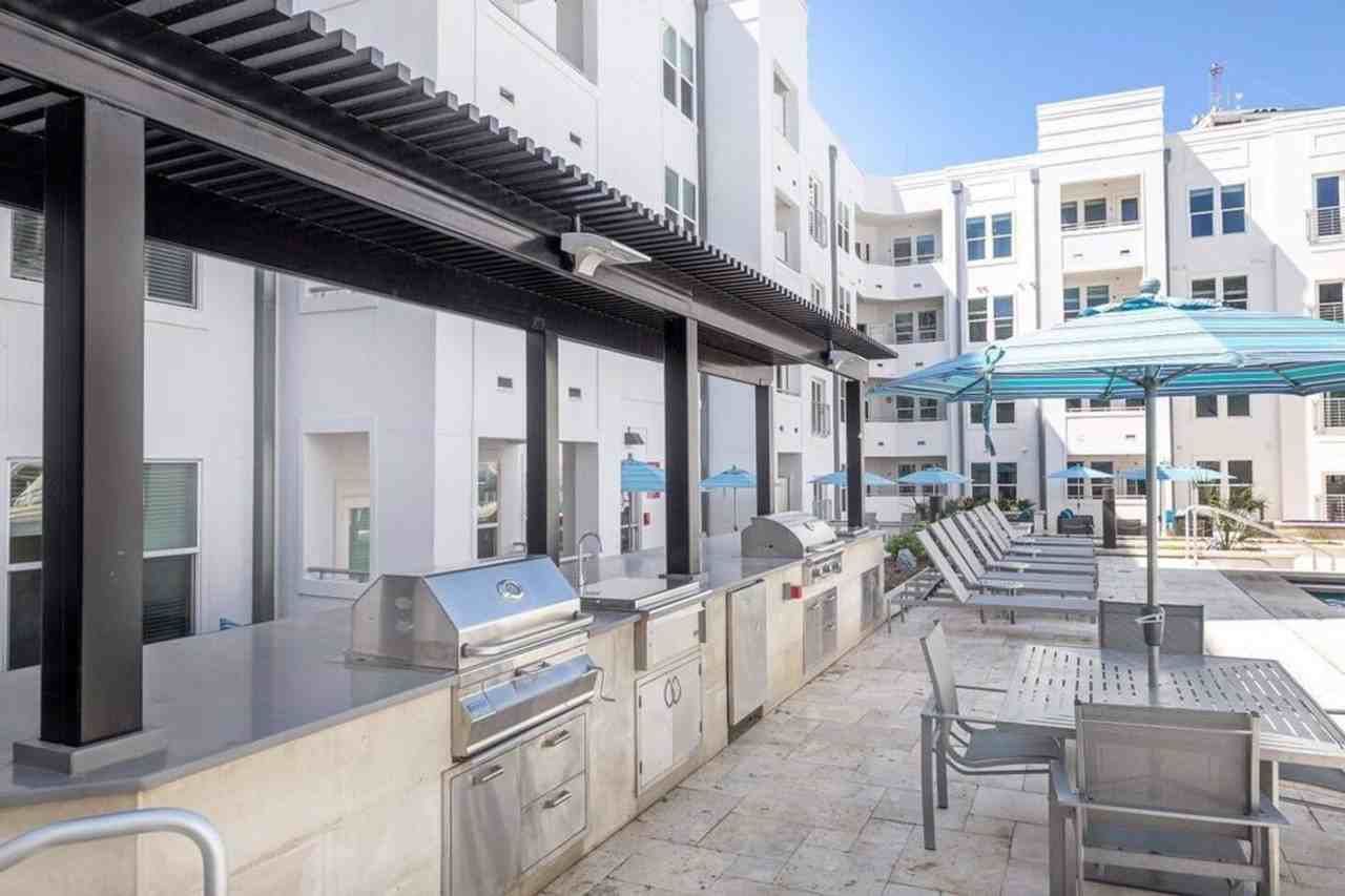 The Cosmopolitan Apartments 401 N Chaparral St, Corpus Christi, TX