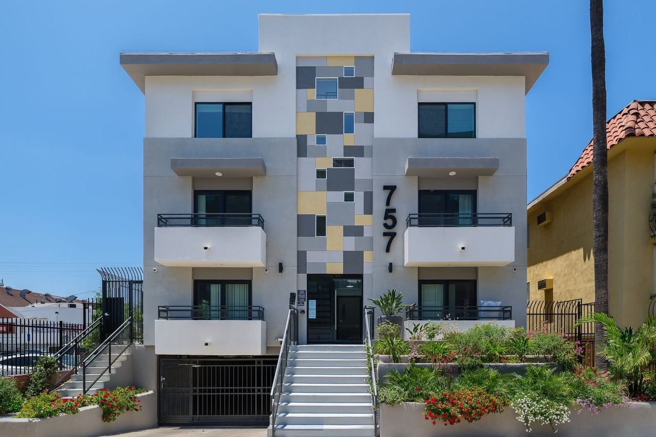 Spacious 2 Bed Townhouses! * BEST KOREATOWN LOCATION * washer & dryer