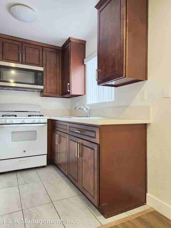 2345, 2349 Lincoln Park Ave. 3522 N. Broadway Ave. Apartments in