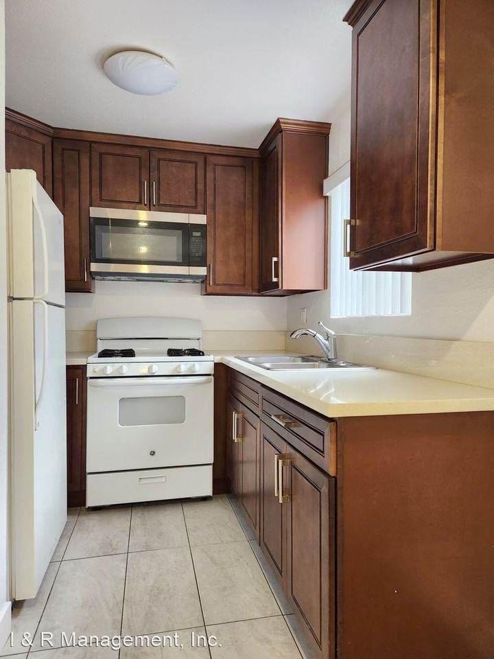 2345, 2349 Lincoln Park Ave. 3522 N. Broadway Ave. Apartments in