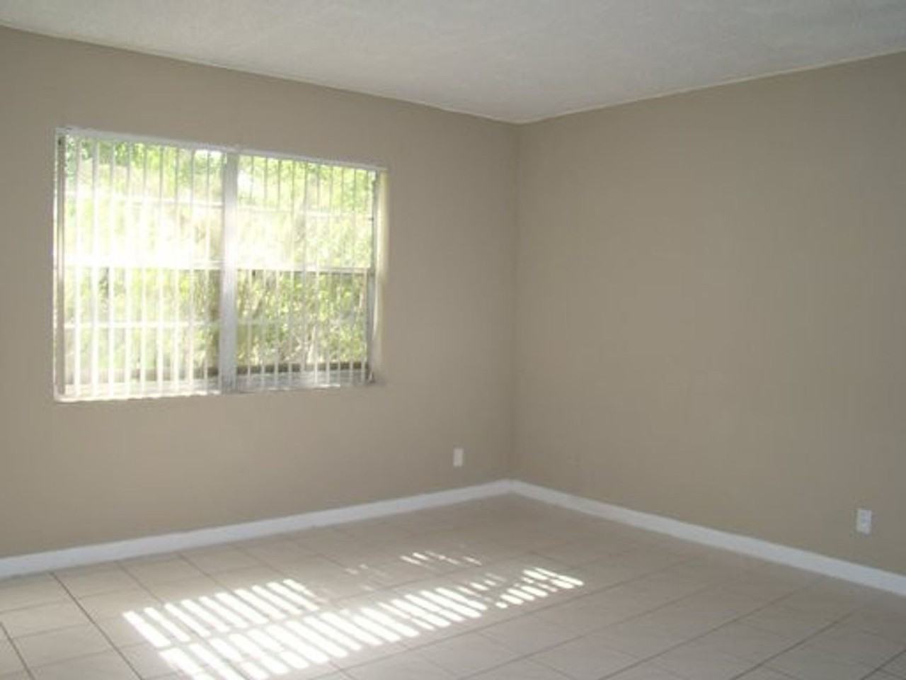 Sherwood Square by Symphony Management Apartments 1225 Riverside Dr