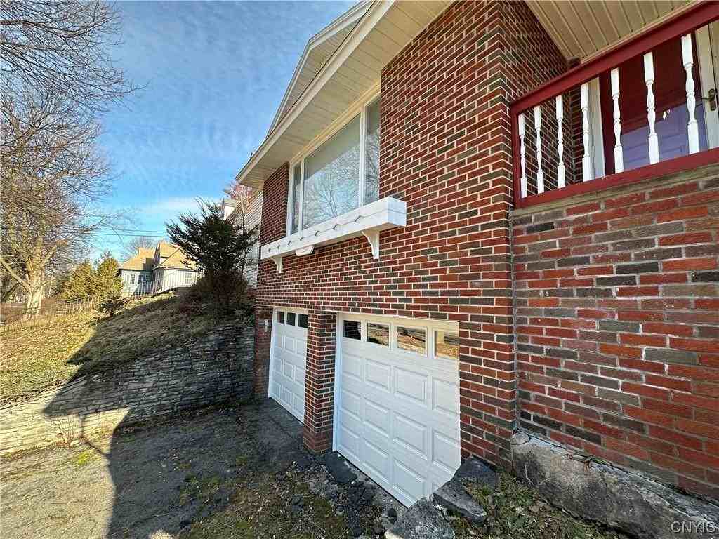 605 Crawford Ave, Syracuse, NY 13224 4 Bedroom Apartment for 3,000