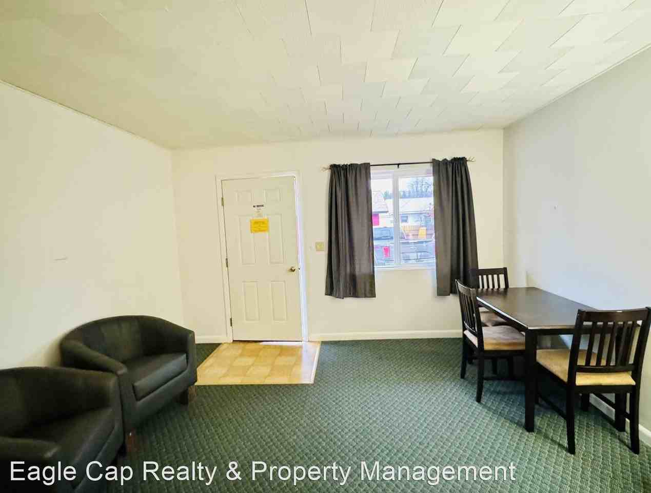 Wrangler's Rest Apartment's Apartments 50 50 & 52 S 7th Ave, Elgin