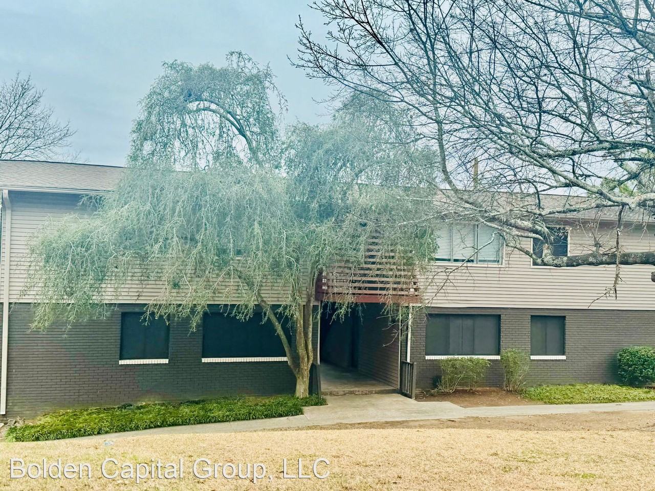 Renovated Beautiful 2 Bedroom located Mins from Airport Apartments