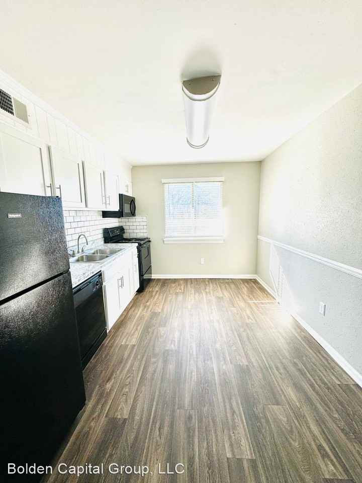 Renovated Beautiful 2 Bedroom located Mins from Airport Apartments