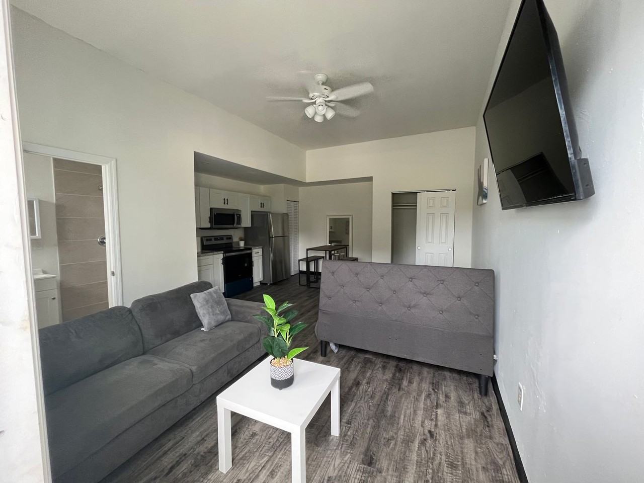 Renovated Studios Next to World Center and Train Station Apartments