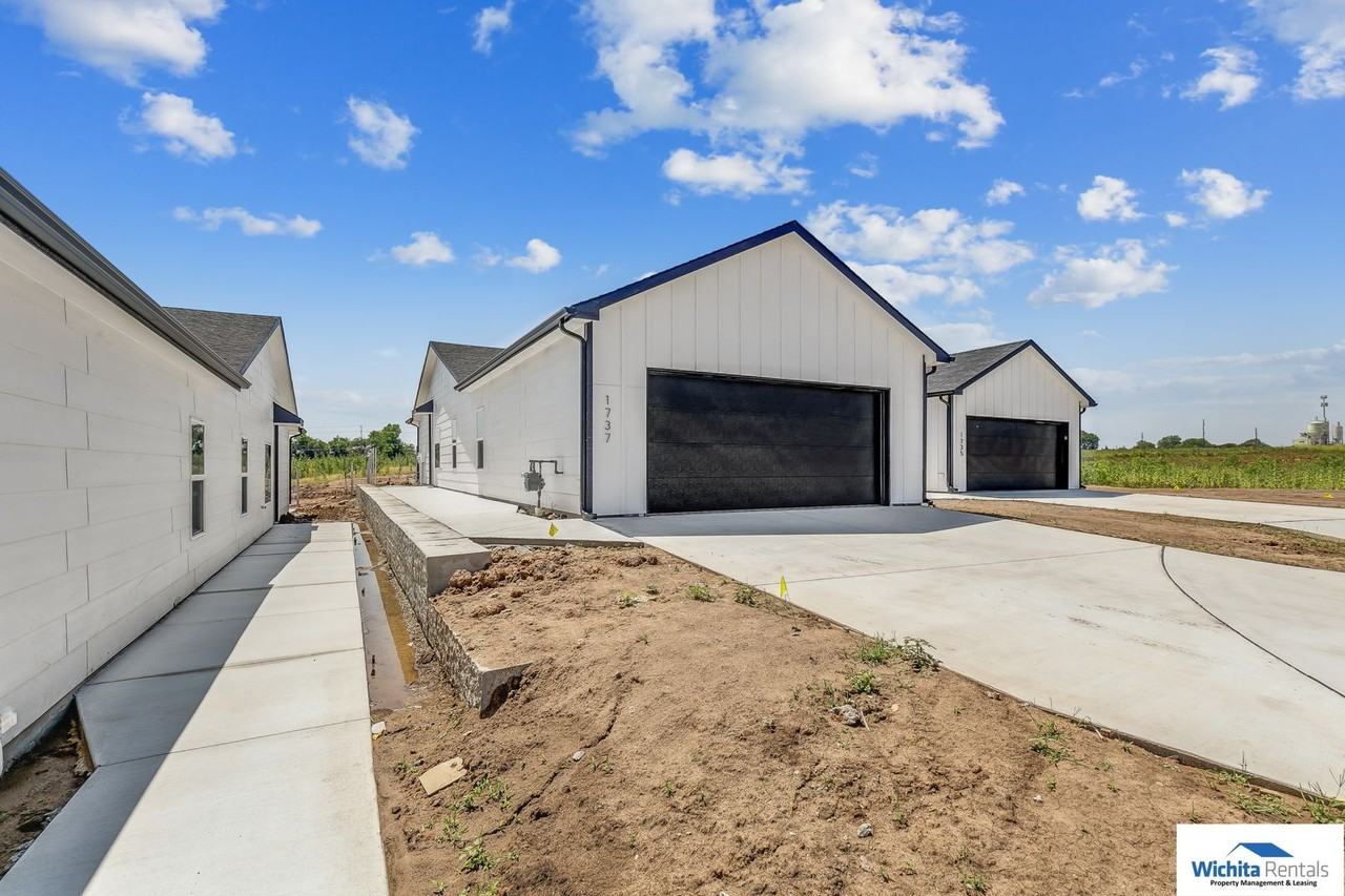 1735 1737 S. Hickory Creek Ct. Apartments in Rainbow Lakes West