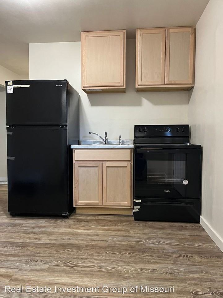 325 Sunny Side Front/ Rear 913 Summit Dr. Apartments in Festus, MO