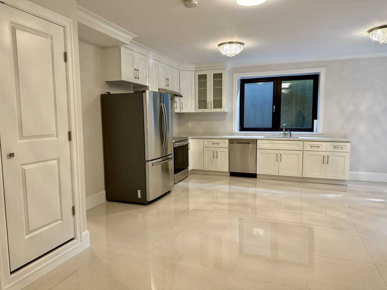 1130 Smith Ave, Coquitlam, BC V3J 2X8 2 Bedroom Apartment for 2,600