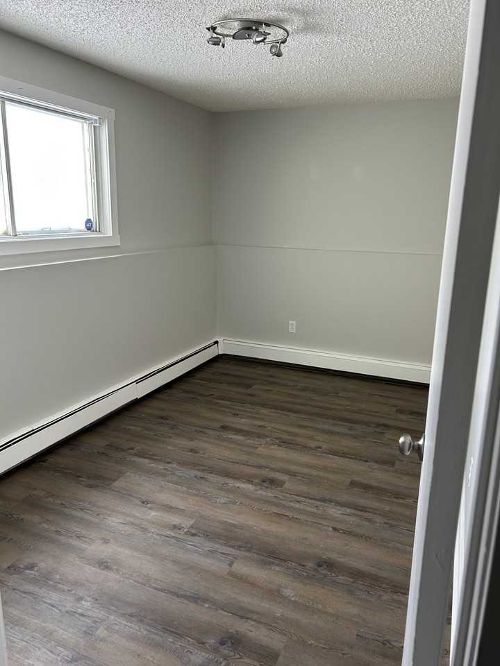 768 20 St Ne Apartments in NE Crescent Heights, Medicine Hat, AB T1C