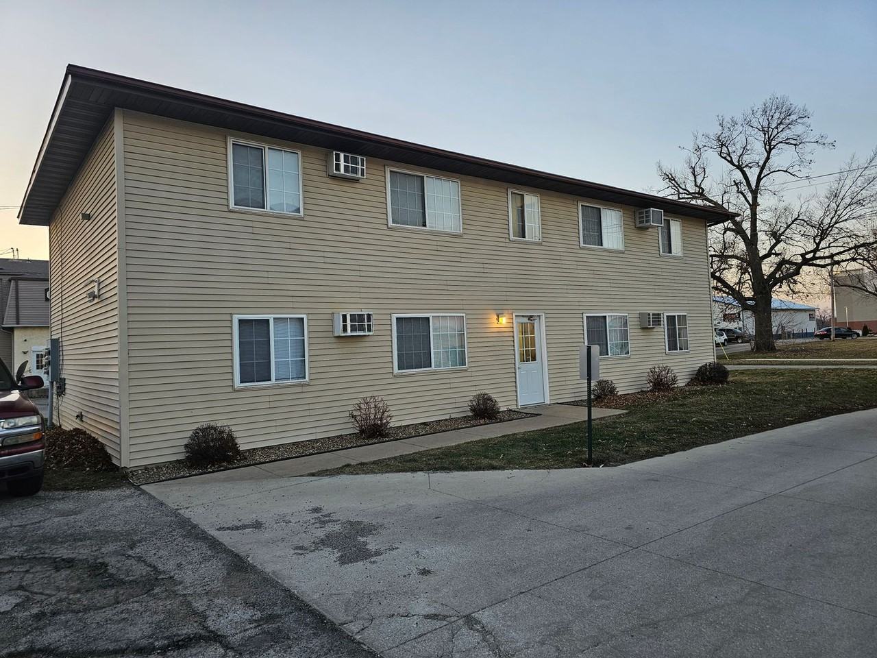 Great Marion Location. 2 bedroom 1 bath, heat and water paid Apartments