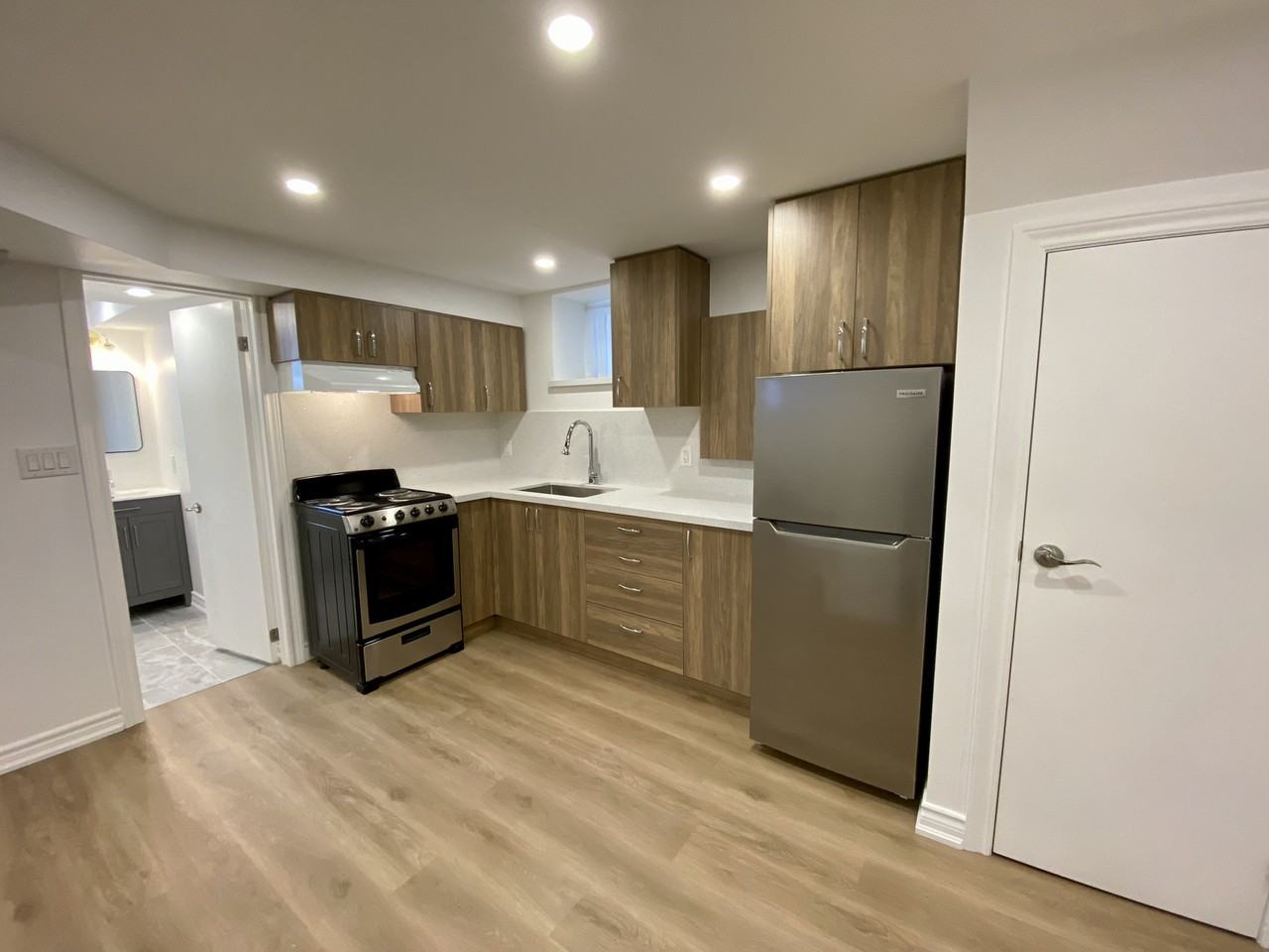 196 Humberside Ave, Toronto, ON M6P 1K6 Studio Apartment for 1,600