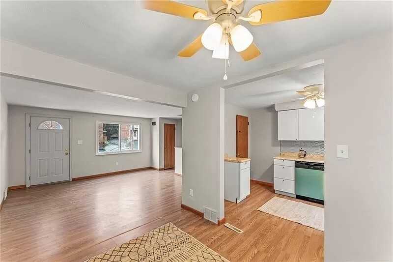 815 Killarney Drive Apartments 815 Killarney Dr, Castle Shannon, PA