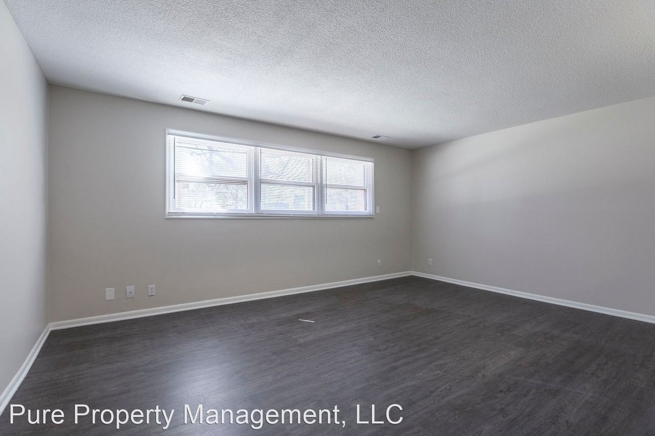 Oak Ridge Apartments in Millard 12775 Woodcrest Plz, Omaha, NE 68137