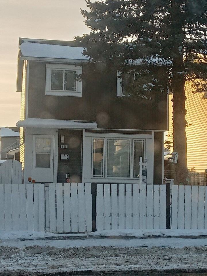 145 Martindale Dr NE, Calgary, AB T3J 3G5 3 Bedroom House for 2,100