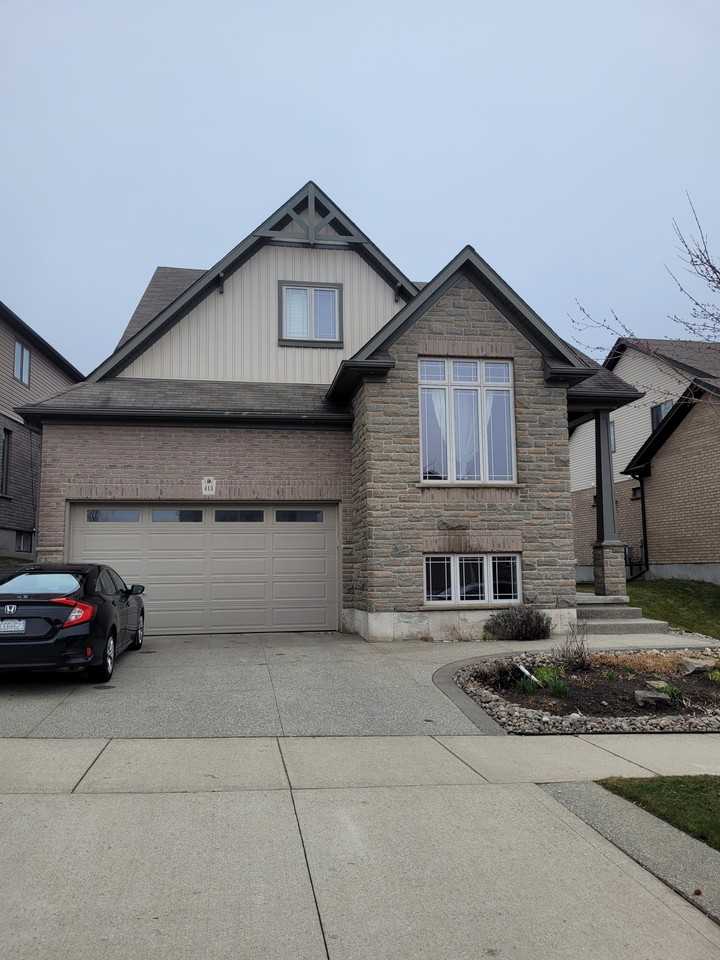 413 Zeller Drive, Kitchener, ONTARIO N2A 0C8 3 Bedroom Apartment for