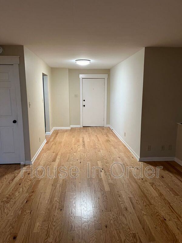 30 Edgemont Rd 16, Asheville, NC 28801 Studio Apartment for 1,100