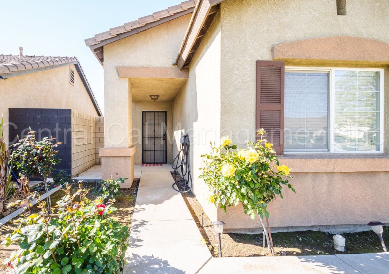 10211 Pinnacle Ridge Ave, Bakersfield, CA 93311 3 Bedroom House for