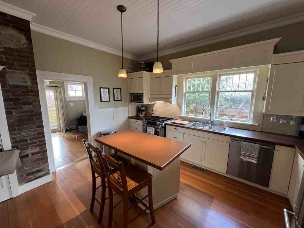 12 Irwin St, Nanaimo, BC V9R 4X1, CAN 3 bedroom House Rental Zumper