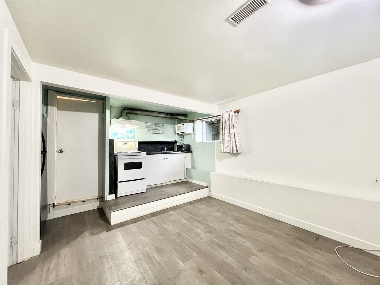 950 Nanaimo Street Lower, Vancouver, BC V5L 4S9 1 Bedroom House for