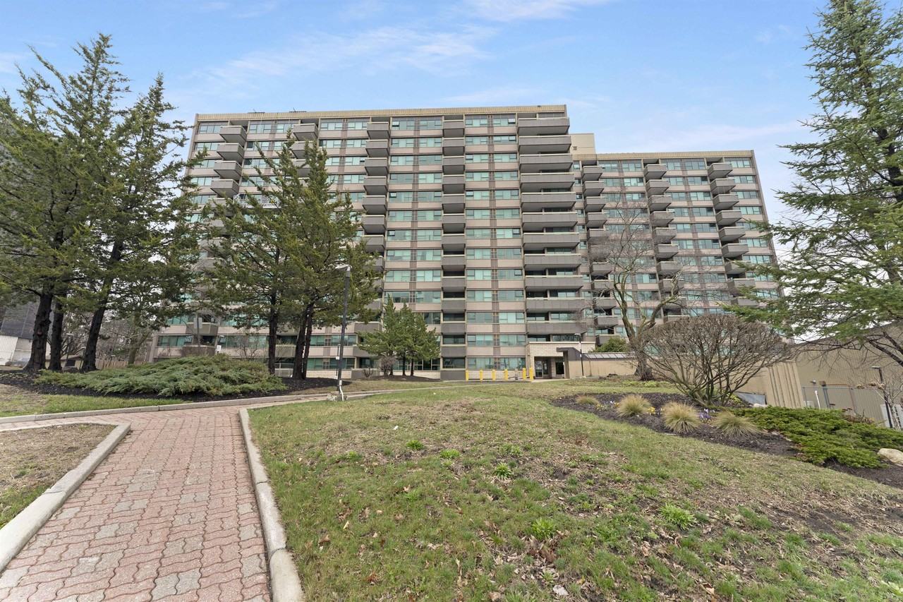 555 Brittany Drive Apartments 555 Brittany Dr, Ottawa, ON K1K 4C5