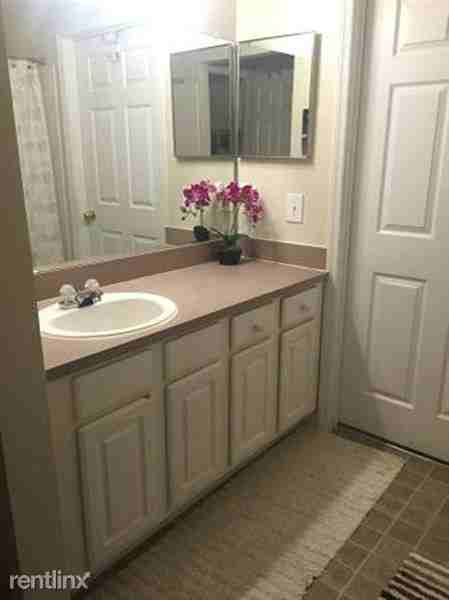 Court Apartments 13703 Richmond Park Dr N, Jacksonville, FL