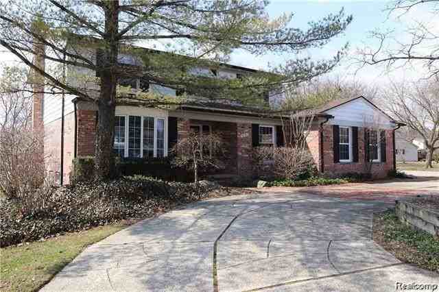 16161 Golfview St, Livonia, MI 48154 5 Bedroom House for 2,600/month