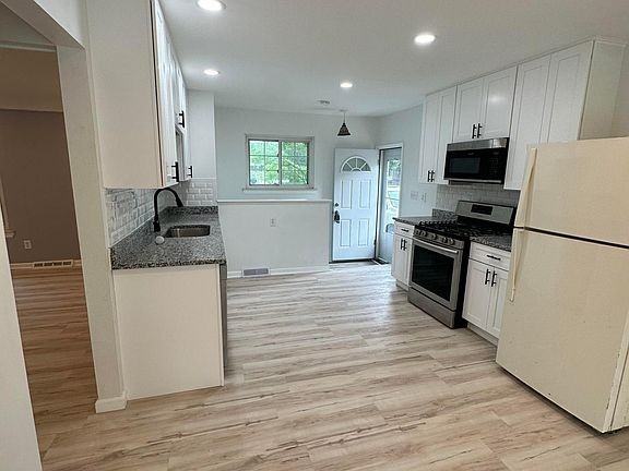 6723 Kinmore St, Dearborn Heights, MI 48127 3 bedroom House Rental