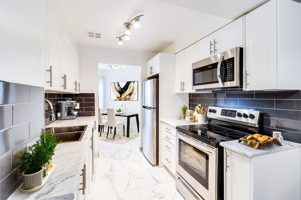 Lakeside Place Apartments 2699 Battleford Rd, Mississauga, ON L5N 3R9