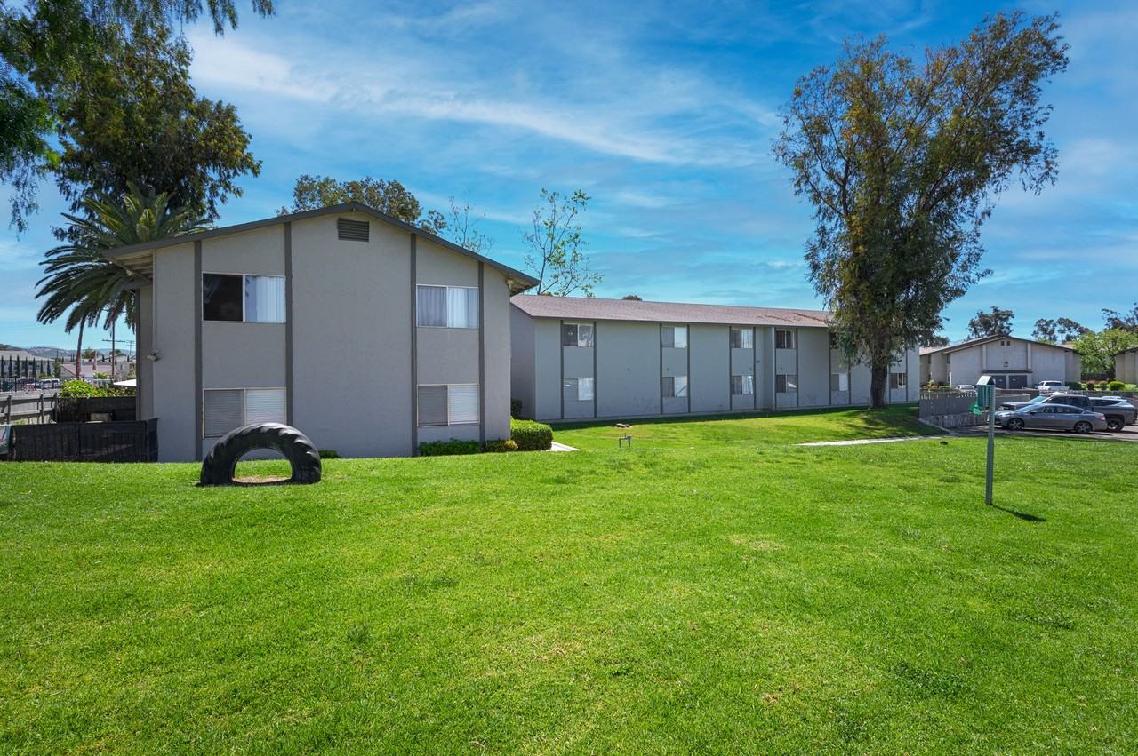 Beautiful 2 Bedroom/2 Bath with Extra Large Private Balcony! Apartments