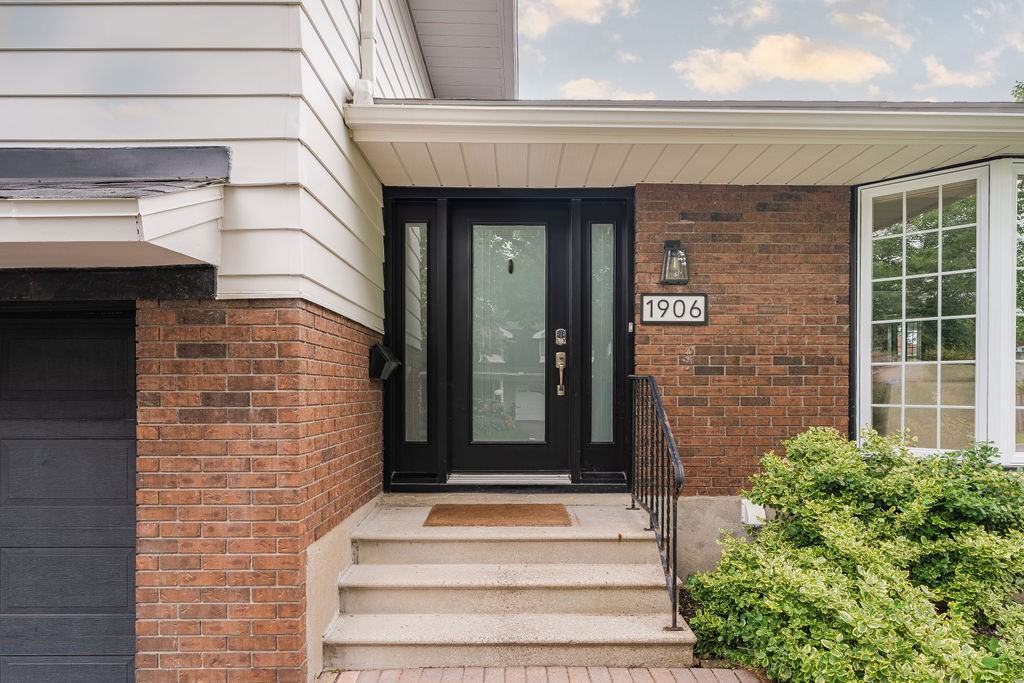 1906 Oakdean Crescent, Ottawa, ON K1J 6H3, CAN 4 bedroom House Rental