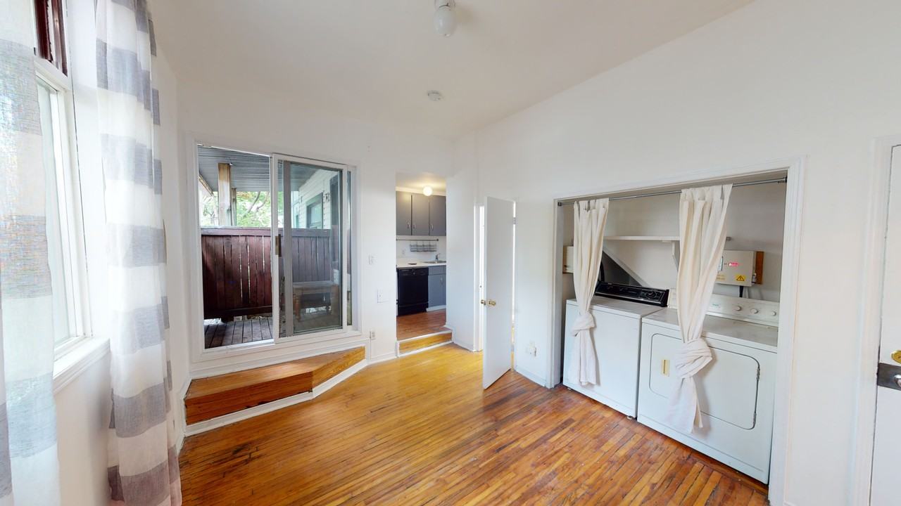 BATHURST ST & QUEEN ST W 221 Bathurst St, Toronto, ON M5T 2S2