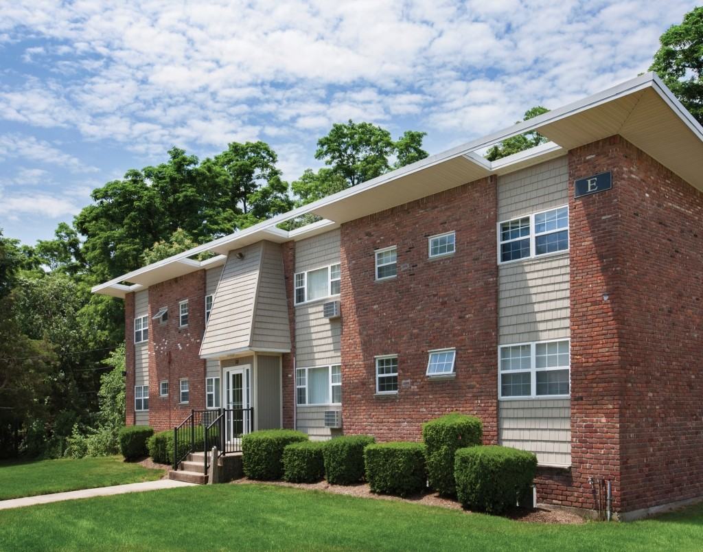 Woodmont Village Apartments 100 Ronkonkoma Ave, Ronkonkoma, NY 11779
