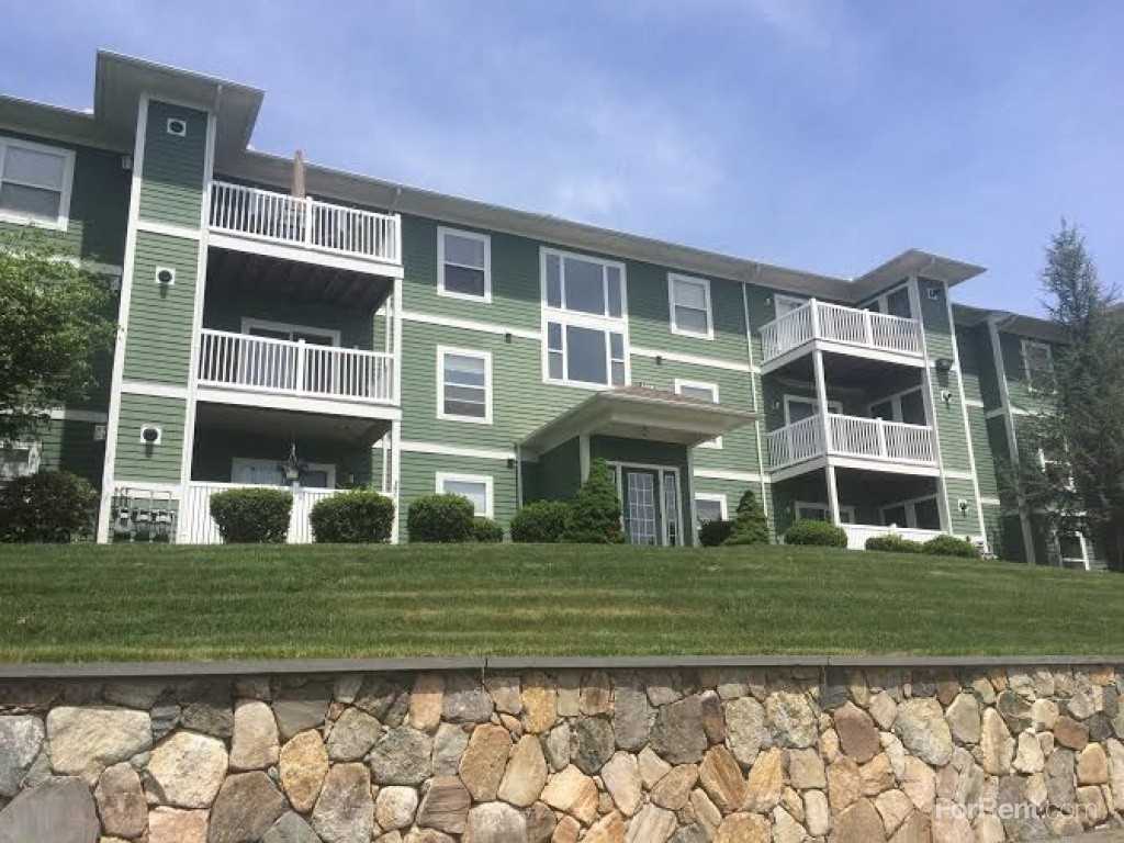 Briarwood Meadows Apartments 940 Quaker Ln, East Greenwich, RI 02818