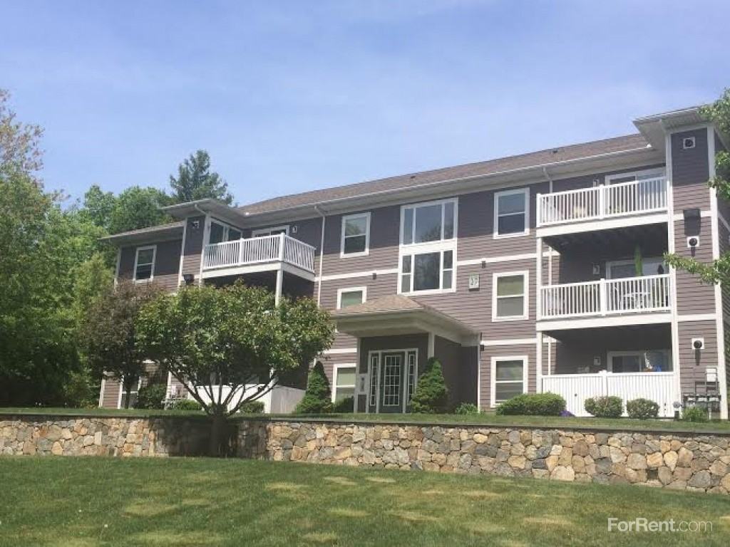 Briarwood Meadows Apartments 940 Quaker Ln, East Greenwich, RI 02818