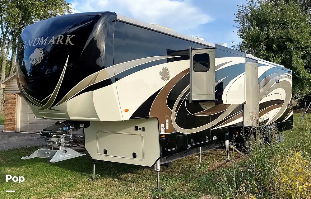 Landmark Newport RV for sale in Zebulon, GA for 74,995 258508 Pop