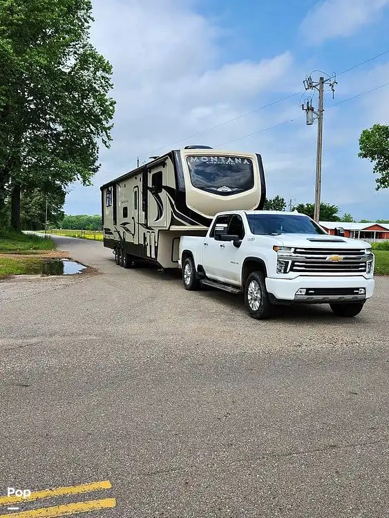 Inactive Montana High Country 381TH RV in Valliant, OK 353927 Pop