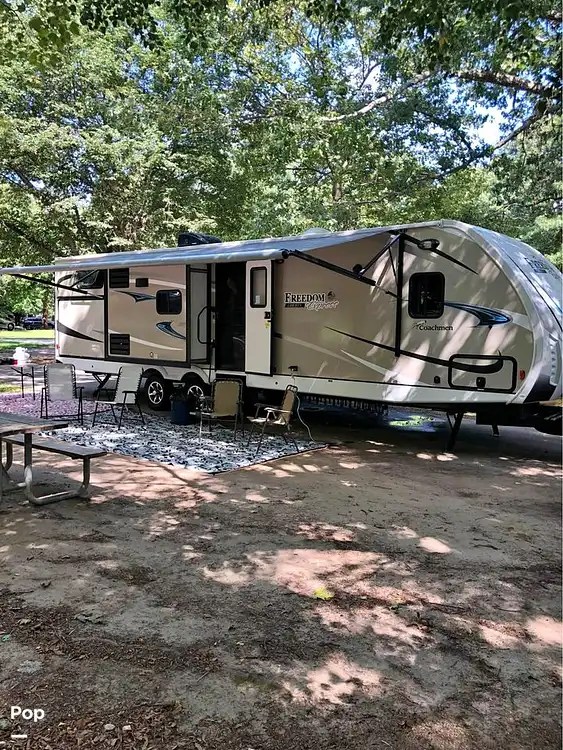 Freedom Express 320BHDS RV for sale in East Northport, NY for 32,999